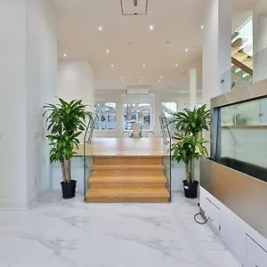 Comfortable In Next To Yorkdale Mall Toronto