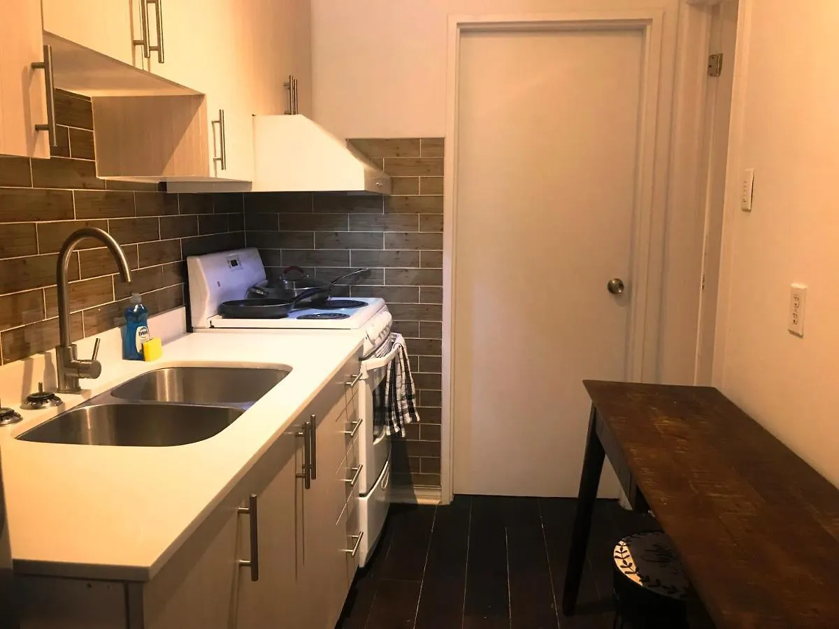 Guests House 0*, Toronto